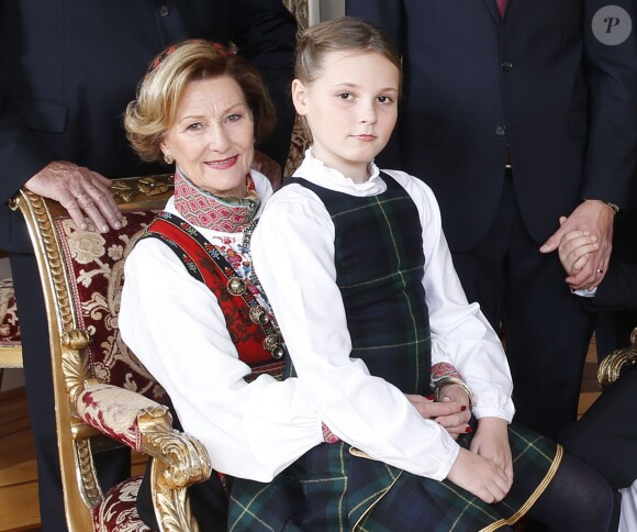 Ingrid Alexandra sur les genoux de la reine Sonja. Les membres de la famille royale de Norvège - le roi Harald, la reine Sonja, le prince Haakon, la princesse Mette-Marit, la princesse Ingrid Alexandra (10 ans), le prince Sverre Magnus (9 ans) et Marius Borg (17 ans) - ont pris la pose au palais le 17 décembre 2014 pour les fêtes de Noël.