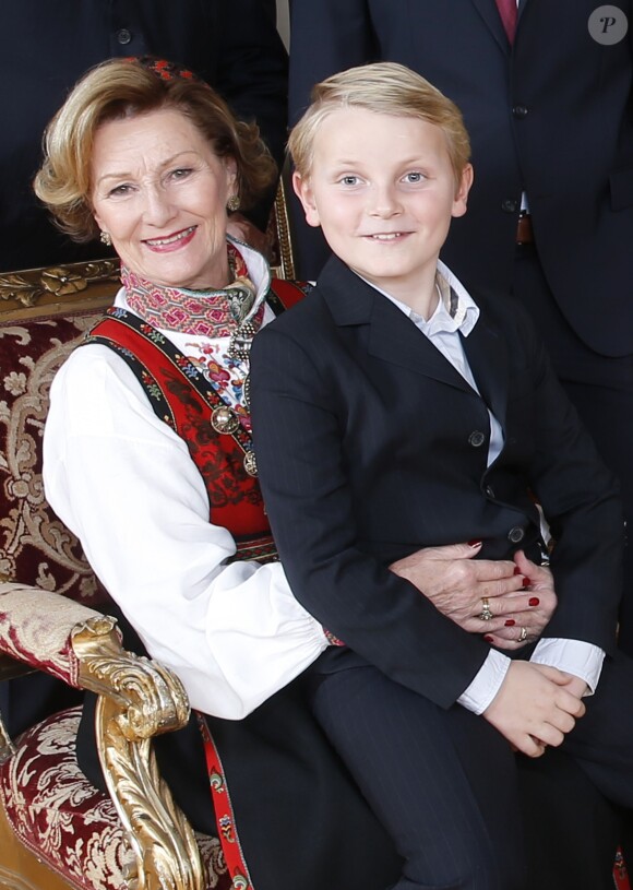 Sverre Magnus sur les genoux de la reine Sonja. Les membres de la famille royale de Norvège - le roi Harald, la reine Sonja, le prince Haakon, la princesse Mette-Marit, la princesse Ingrid Alexandra (10 ans), le prince Sverre Magnus (9 ans) et Marius Borg (17 ans) - ont pris la pose au palais le 17 décembre 2014 pour les fêtes de Noël.