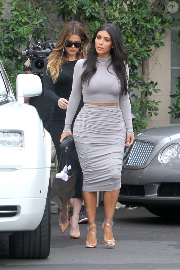 Kim et Khloé Kardashian quittent l'institut de beauté Epione à Beverly Hills. Los Angeles, le 19 décembre 2014.