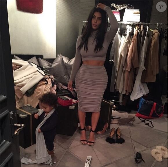 Kim Kardashian à la recherche d'une tenue pour sortir, le 19 décembre 2014. Sa fille North (1 an) découvre sa garde-robe.