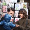 Olivier Martinez, sa femme Halle Berry et leur fils Maceo se promènent à Paris, le 20 décembre 2014.