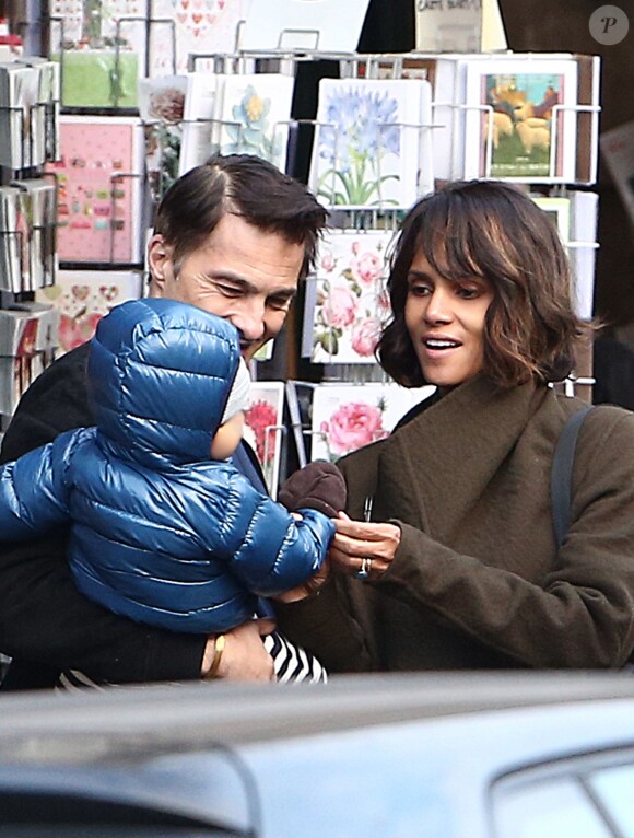Olivier Martinez, sa femme Halle Berry et leur fils Maceo se promènent à Paris, le 20 décembre 2014.