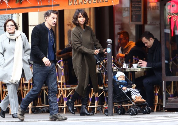 Olivier Martinez, sa femme Halle Berry et leur fils Maceo à Paris, le 20 décembre 2014.