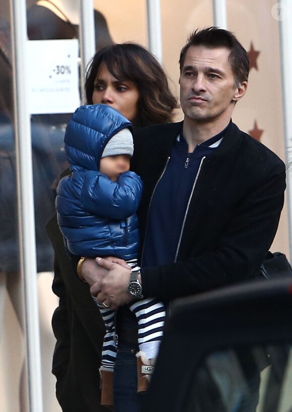 Olivier Martinez, sa femme Halle Berry et leur fils Maceo se promènent en famille à Paris, le 20 décembre 2014.