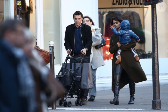 Olivier Martinez, sa femme Halle Berry et leur fils Maceo se baladent à Paris, le 20 décembre 2014.