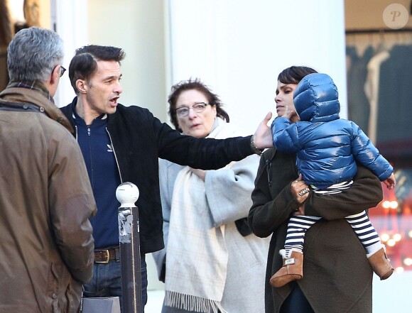 Olivier Martinez et sa femme Halle Berry complices avec leur fils Maceo se promènent à Paris, le 20 décembre 2014.