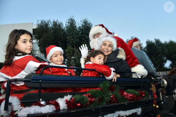 Lio - Plus de 250 personnes ont participé, vêtues en Père Noël, à la première Grande Parade des Pères Noël de la Côte d'Azur, avec comme marraine la chanteuse et comédienne Lio, à Vallauris Golfe-Juan, le 20 décembre 2014.