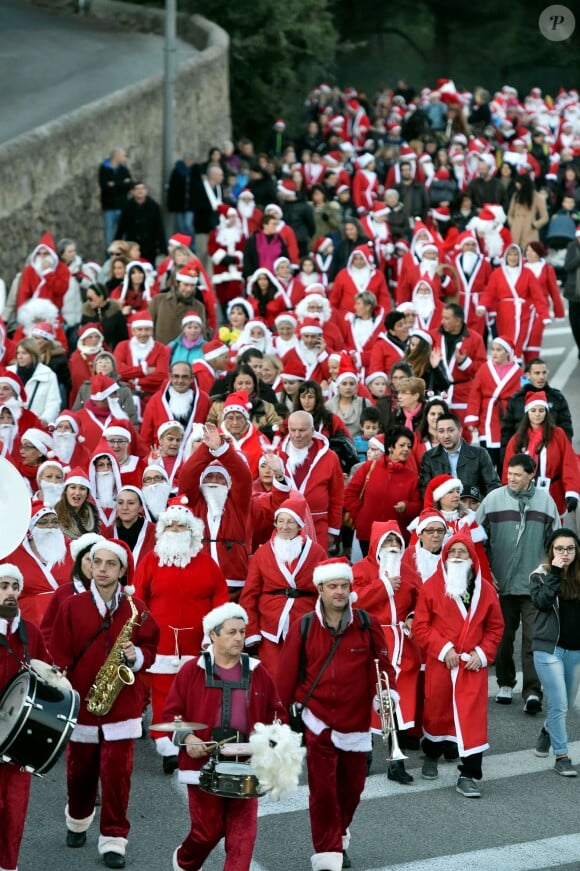 Plus de 250 personnes ont participé, vêtues en Père Noël, à la première Grande Parade des Pères Noël de la Côte d'Azur, avec comme marraine la chanteuse et comédienne Lio, à Vallauris Golfe-Juan, le 20 décembre 2014.