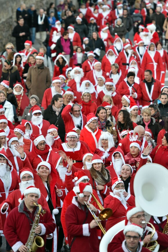 Plus de 250 personnes ont participé, vêtues en Père Noël, à la première Grande Parade des Pères Noël de la Côte d'Azur, avec comme marraine la chanteuse et comédienne Lio, à Vallauris Golfe-Juan, le 20 décembre 2014.