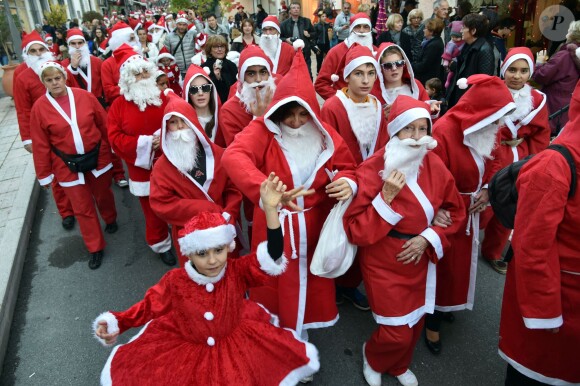 Plus de 250 personnes ont participé, vêtues en Père Noël, à la première Grande Parade des Pères Noël de la Côte d'Azur, avec comme marraine la chanteuse et comédienne Lio, à Vallauris Golfe-Juan, le 20 décembre 2014.