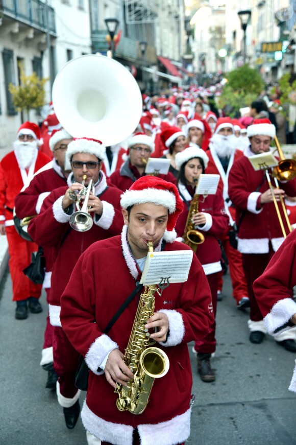 Plus de 250 personnes ont participé, vêtues en Père Noël, à la première Grande Parade des Pères Noël de la Côte d'Azur, avec comme marraine la chanteuse et comédienne Lio, à Vallauris Golfe-Juan, le 20 décembre 2014.