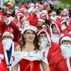 Plus de 250 personnes ont participé, vêtues en Père Noël, à la première Grande Parade des Pères Noël de la Côte d'Azur, avec comme marraine la chanteuse et comédienne Lio, à Vallauris Golfe-Juan, le 20 décembre 2014.