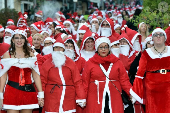 Plus de 250 personnes ont participé, vêtues en Père Noël, à la première Grande Parade des Pères Noël de la Côte d'Azur, avec comme marraine la chanteuse et comédienne Lio, à Vallauris Golfe-Juan, le 20 décembre 2014.
