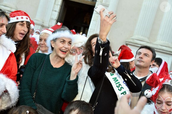Lio - 250 personnes ont participé, vêtues en Père Noël, à la première Grande Parade des Pères Noël de la Côte d'Azur, avec comme marraine la chanteuse et comédienne Lio, à Vallauris Golfe-Juan, le 20 décembre 2014.