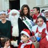 Lio - Plus de 250 personnes ont participé, vêtues en Père Noël, à la première Grande Parade des Pères Noël de la Côte d'Azur, avec comme marraine la chanteuse et comédienne Lio, à Vallauris Golfe-Juan, le 20 décembre 2014.