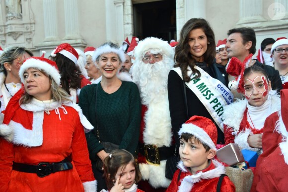 Lio - Plus de 250 personnes ont participé, vêtues en Père Noël, à la première Grande Parade des Pères Noël de la Côte d'Azur, avec comme marraine la chanteuse et comédienne Lio, à Vallauris Golfe-Juan, le 20 décembre 2014.
