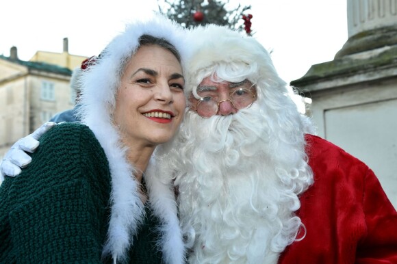 La chanteuse Lio - Plus de 250 personnes ont participé, vêtues en Père Noël, à la première Grande Parade des Pères Noël de la Côte d'Azur, avec comme marraine la chanteuse et comédienne Lio, à Vallauris Golfe-Juan, le 20 décembre 2014.