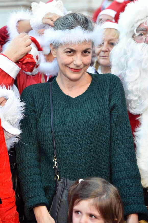 La star Lio - Plus de 250 personnes ont participé, vêtues en Père Noël, à la première Grande Parade des Pères Noël de la Côte d'Azur, avec comme marraine la chanteuse et comédienne Lio, à Vallauris Golfe-Juan, le 20 décembre 2014.