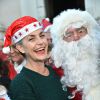 Lio - Plus de 250 personnes ont participé, vêtues en Père Noël, à la première Grande Parade des Pères Noël de la Côte d'Azur, avec comme marraine la chanteuse et comédienne Lio, à Vallauris Golfe-Juan, le 20 décembre 2014.
