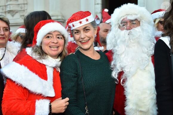 Lio - Plus de 250 personnes ont participé, vêtues en Père Noël, à la Grande Parade des Pères Noël de la Côte d'Azur, avec comme marraine la chanteuse et comédienne Lio, à Vallauris Golfe-Juan, le 20 décembre 2014.