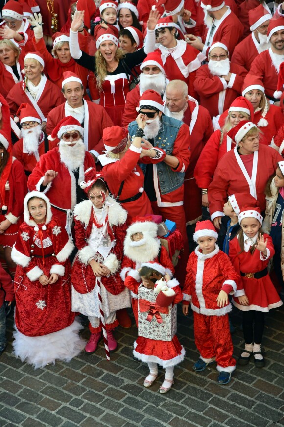Plus de 250 personnes ont participé, vêtues en Père Noël, à la première Grande Parade des Pères Noël de la Côte d'Azur, avec comme marraine la chanteuse et comédienne Lio, à Vallauris Golfe-Juan, le 20 décembre 2014.