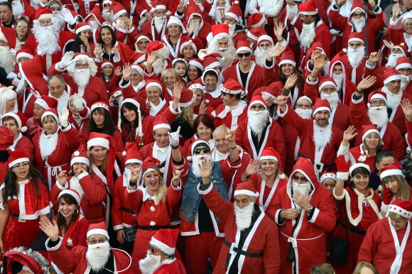 Plus de 250 personnes ont participé, vêtues en Père Noël, à la première Grande Parade des Pères Noël de la Côte d'Azur, avec comme marraine la chanteuse et comédienne Lio, à Vallauris Golfe-Juan, le 20 décembre 2014.