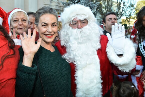 Lio - Plus de 250 personnes ont participé, vêtues en Père Noël, à la première Grande Parade des Pères Noël de la Côte d'Azur, avec comme marraine la chanteuse et comédienne Lio, à Vallauris Golfe-Juan, le 20 décembre 2014.