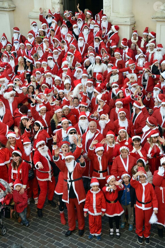 Plus de 250 personnes ont participé à la première Grande Parade des Pères Noël de la Côte d'Azur, avec comme marraine la chanteuse et comédienne Lio, à Vallauris Golfe-Juan, le 20 décembre 2014.