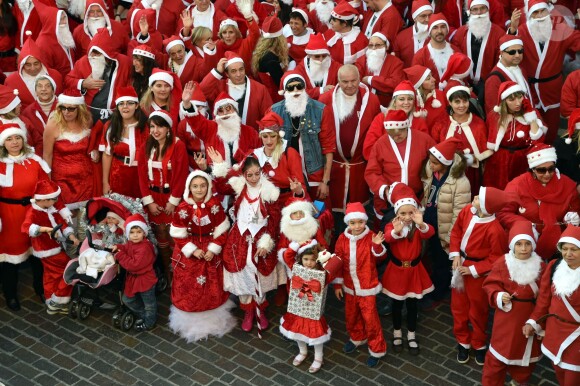 Plus de 250 personnes ont participé, vêtues en Père Noël, à la première Grande Parade des Pères Noël de la Côte d'Azur, avec comme marraine la chanteuse et comédienne Lio, à Vallauris Golfe-Juan, le 20 décembre 2014.