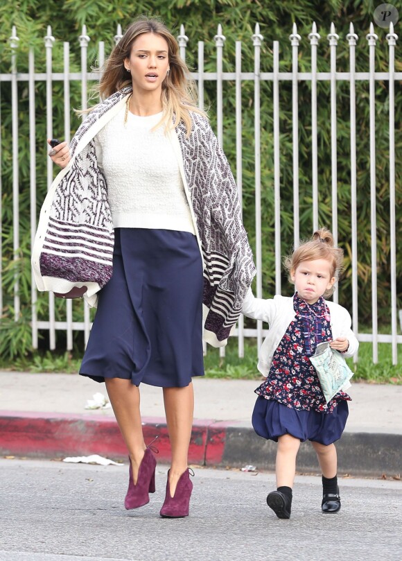 Jessica Alba se promène avec sa fille Haven à Los Angeles, le 21 décembre 2014. Elles sont allées au supermarché pour faire quelques courses.