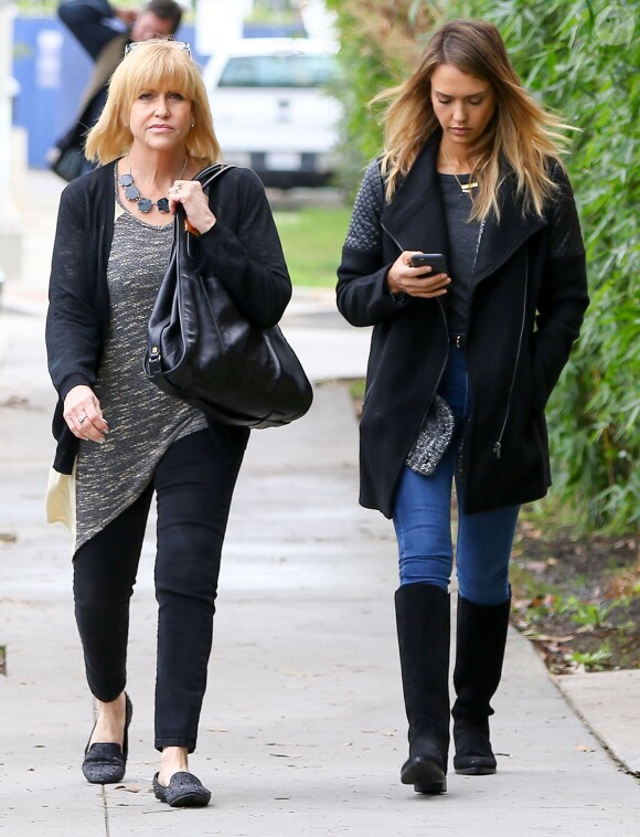 Jessica Alba va déjeuner avec sa mère Catherine à Santa Monica, le 18 décembre 2014.