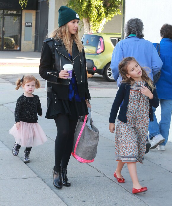 Jessica Alba fait du shopping avec ses filles Honor et Haven à West Hollywood, le 14 décembre 2014.