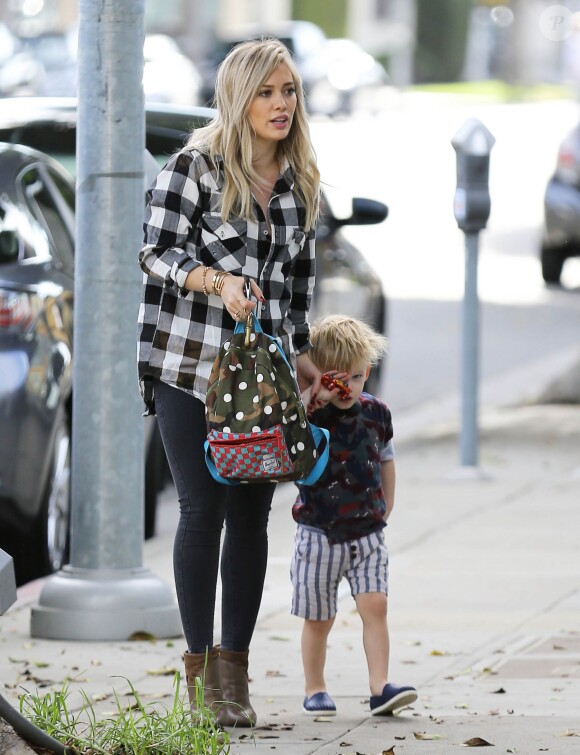 Hilary Duff est allée chercher son fils Luca à son atelier d'éveil à West Hollywood, le 24 décembre 2014 avant de passer Noël en famille