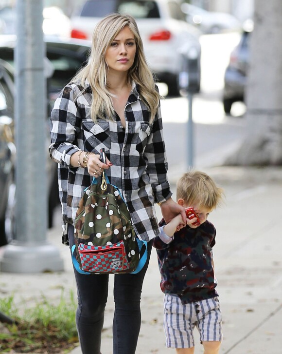 Hilary Duff est allée chercher son fils Luca à son atelier d'éveil à West Hollywood, le 24 décembre 2014. Hilary Duff et son fils ont ensuite retrouvé Mike Comrie, son mari dont elle est séparée. Le couple tente de voir ce qui est le mieux pour eux vivre ensemble ou pas. 