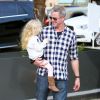 Eric Dane et ses filles Georgia et Billie font leur shopping de Noël pour leur mère Rebecca Gayheart chez Barneys à Beverly Hills le 24 décembre 2014.