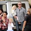 Eric Dane et ses filles Georgia et Billie font leur shopping de Noël pour leur mère Rebecca Gayheart chez Barneys à Beverly Hills le 24 décembre 2014. 