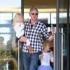 Eric Dane et ses filles Georgia et Billie font leur shopping de Noël pour leur mère Rebecca Gayheart chez Barneys à Beverly Hills le 24 décembre 2014. 