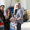 Eric Dane et ses filles Georgia et Billie font leur shopping de Noël pour leur mère Rebecca Gayheart chez Barneys à Beverly Hills le 24 décembre 2014. 