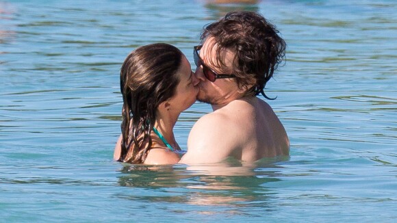 Mark Wahlberg : Mari très amoureux et papa comblé pour son Noël à la plage