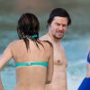 Mark Wahlberg, avec sa femme Rhea Durham et leurs enfants Ella Rae, Michael, Brendan Joseph et Margaret Grace, profitent de la plage lors de leurs vacances sur l'île de la Barbade, le 26 décembre 2014.