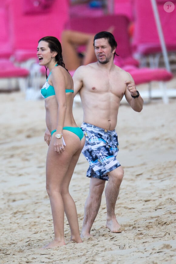 Mark Wahlberg, avec son épouse Rhea Durham et leurs enfants Ella Rae, Michael, Brendan Joseph et Margaret Grace, profitent de la plage lors de leurs vacances sur l'île de la Barbade, le 26 décembre 2014.