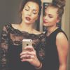 Caroline Receveur prend la pose avec sa soeur Mathilde. Décembre 2014.