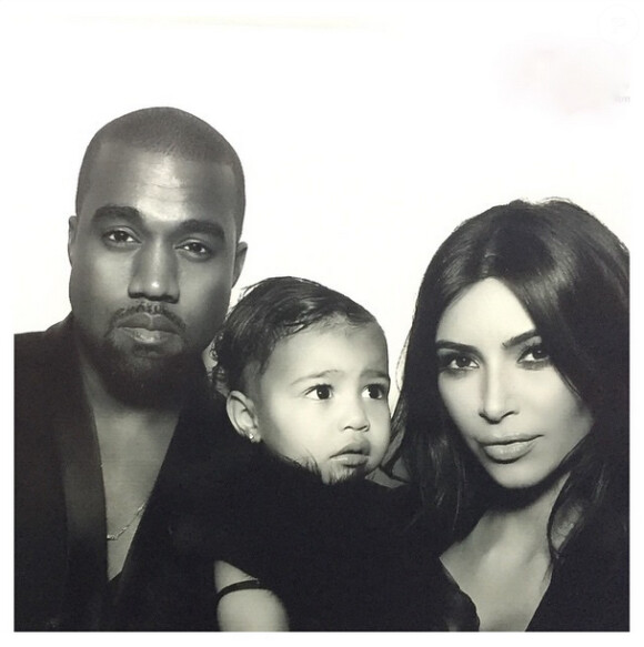 Kanye West, North West et Kim Kardashian, le 24 décembre 2014 lors de la fête de Noël organisée par Kris Jenner à Los Angeles.