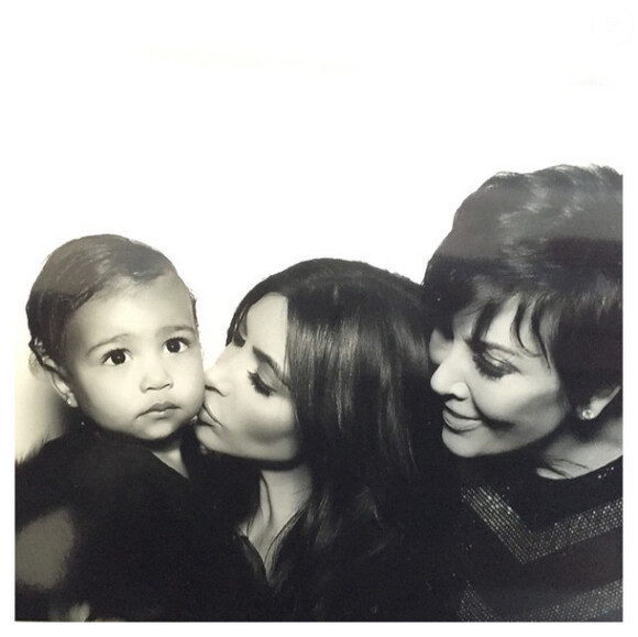 North West, Kim Kardashian et Kris Jenner, le 24 décembre 2014 lors de la fête de Noël organisée par Kris Jenner à Los Angeles.