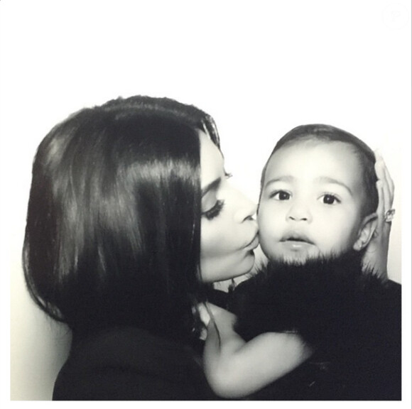 Kim Kardashian et North West, le 24 décembre 2014 lors de la fête de Noël organisée par Kris Jenner à Los Angeles.