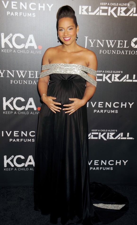 Alicia Keys (enceinte) sur le tapis rouge de la soirée "Keep A Child Alive Black Ball" organisée au Hammerstein Ballroom de New York, le 30 octobre 2014.