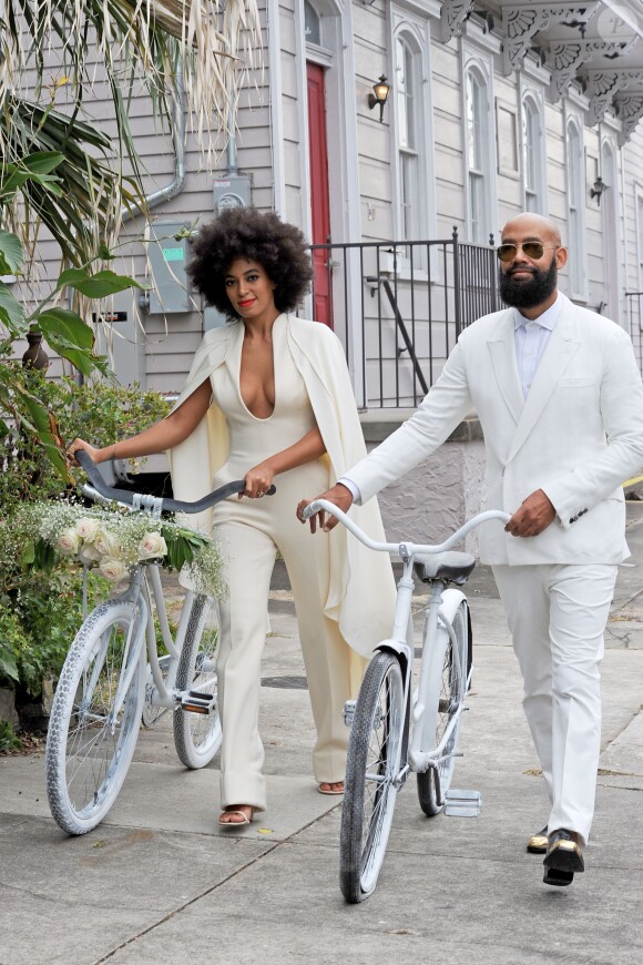 Solange Knowles et Alan Ferguson ont choisi de prendre des vélos à la place d'une limousine afin de rejoindre leurs invités, parmi lesquels se trouvent Beyoncé, son mari Jay-Z et leur fille Blue Ivy après leur mariage à la Nouvelle-Orléans, le 16 novembre 2014.  