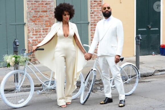 Solange Knowles et Alan Ferguson ont choisi de prendre des vélos à la place d'une limousine afin de rejoindre leurs invités, parmi lesquels se trouvent Beyoncé, son mari Jay-Z et leur fille Blue Ivy après leur mariage à la Nouvelle-Orléans, le 16 novembre 2014.  