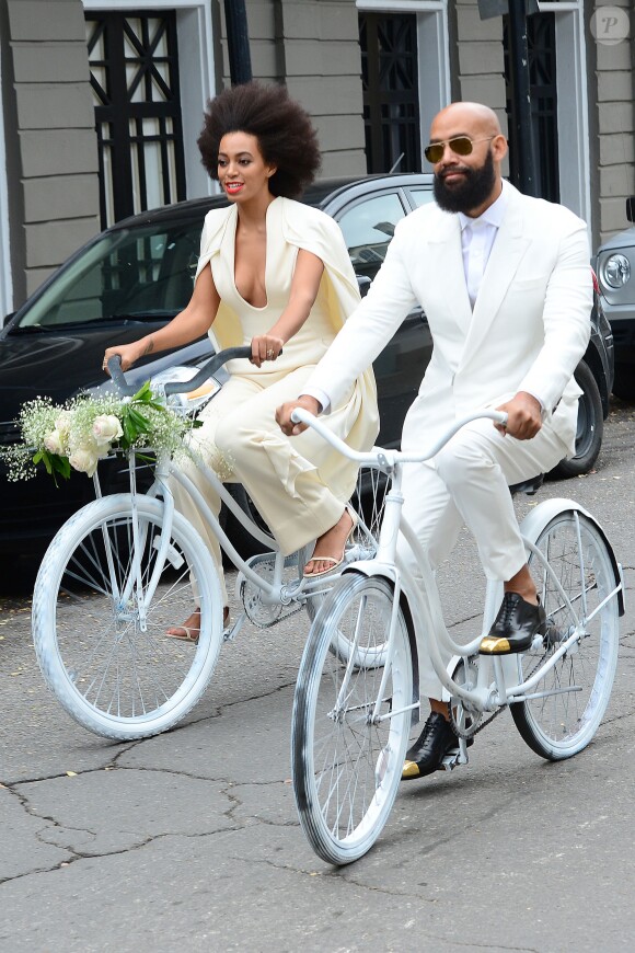 Solange Knowles et Alan Ferguson ont choisi de prendre des vélos à la place d'une limousine afin de rejoindre leurs invités, parmi lesquels se trouvent Beyoncé, son mari Jay-Z et leur fille Blue Ivy après leur mariage à la Nouvelle-Orléans, le 16 novembre 2014.  