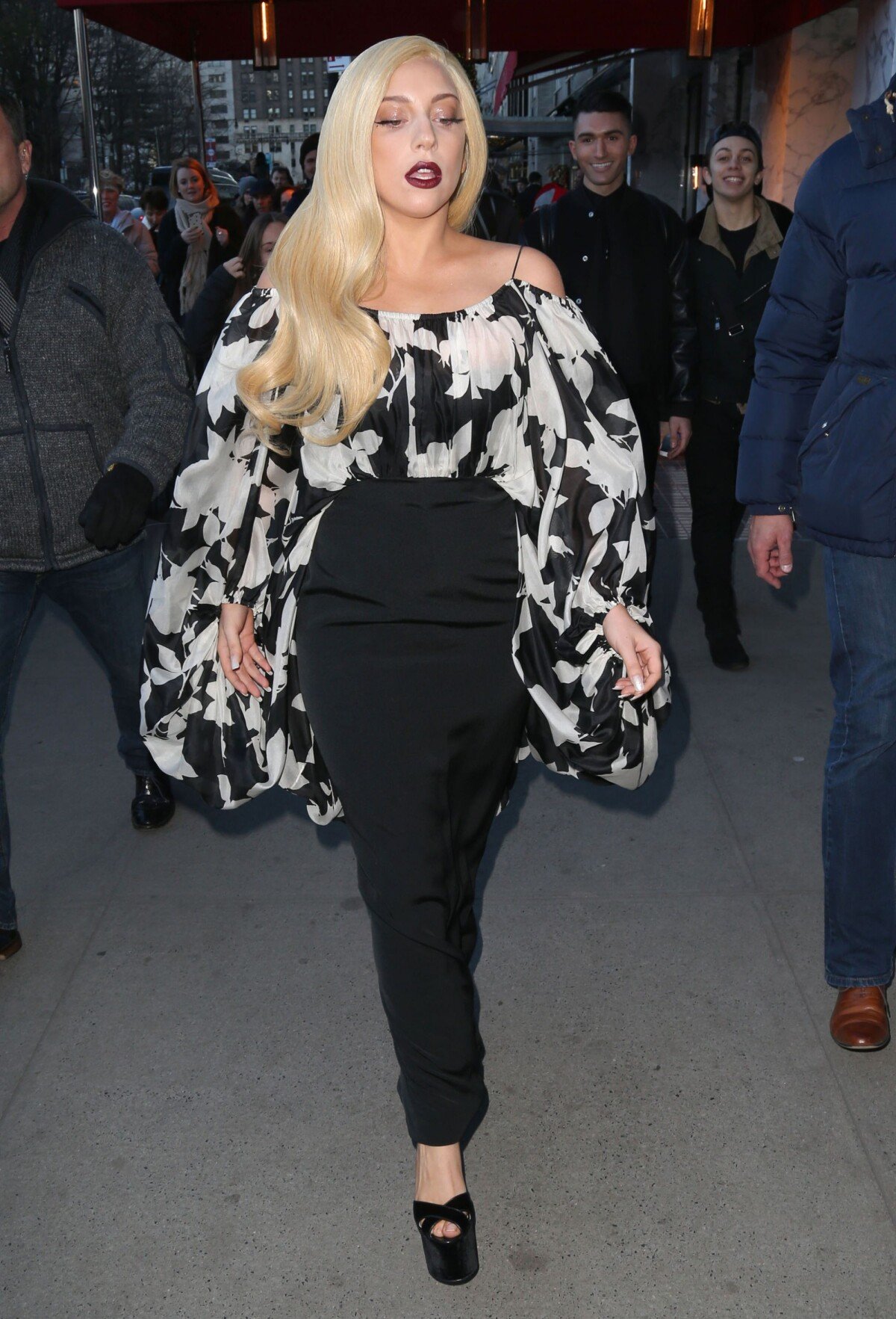 Photo Lady Gaga dans les rues de New York, le 18 décembre 2014. Purepeople
